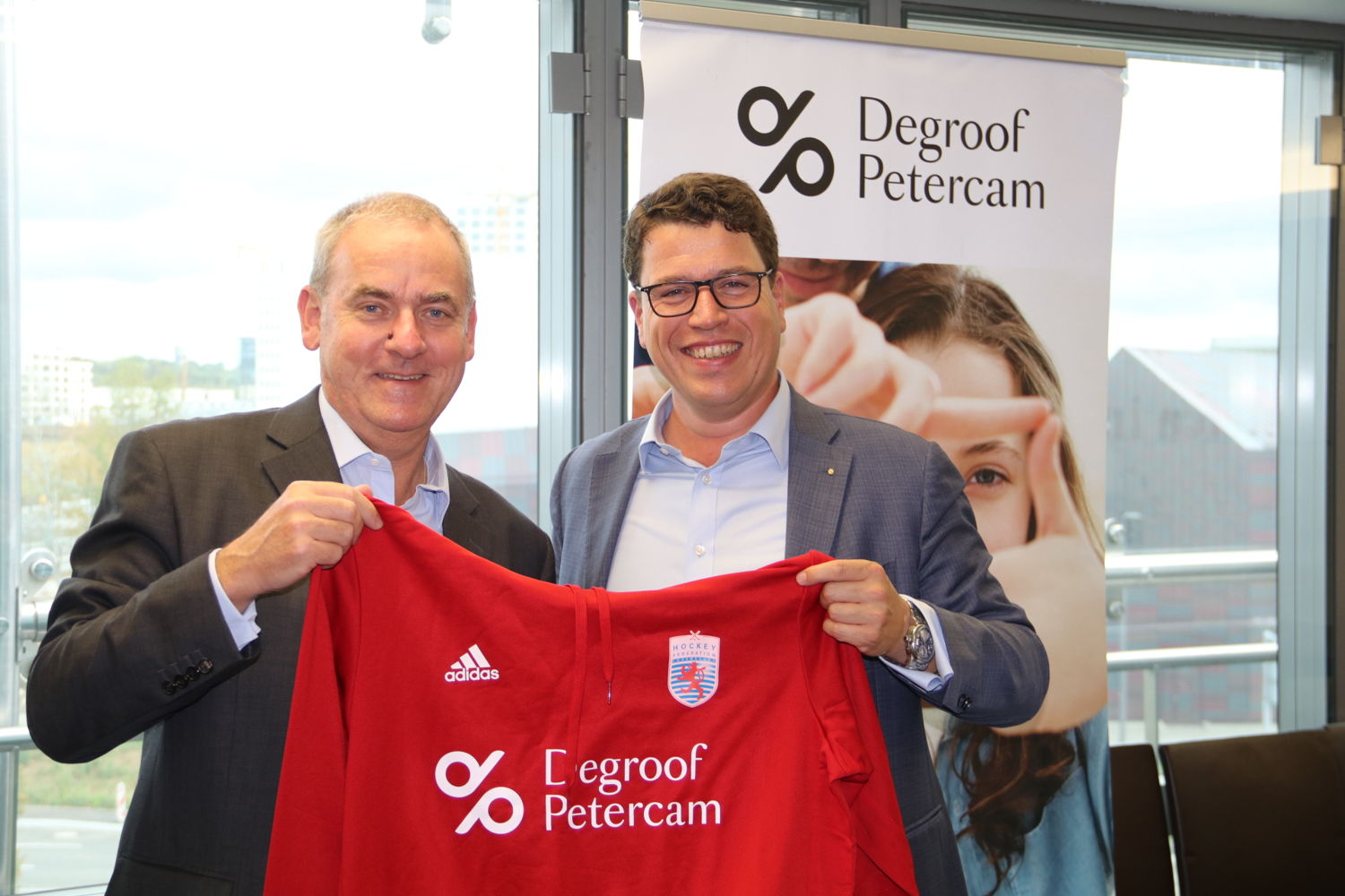 De gauche à droite : Bruno Houdmont, CEO de Banque Degroof Petercam Luxmbourg et Francis Parisis, Président de la Hockey Federation Luxembourg