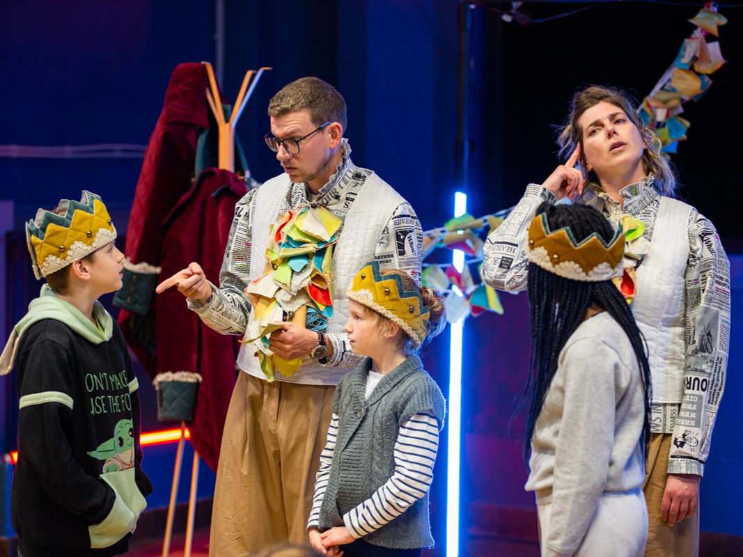 Meespeeltheater 'Koninkrijk der Weetgierigen' leert kinderen kritisch denken en twijfelen aan wat ze weten