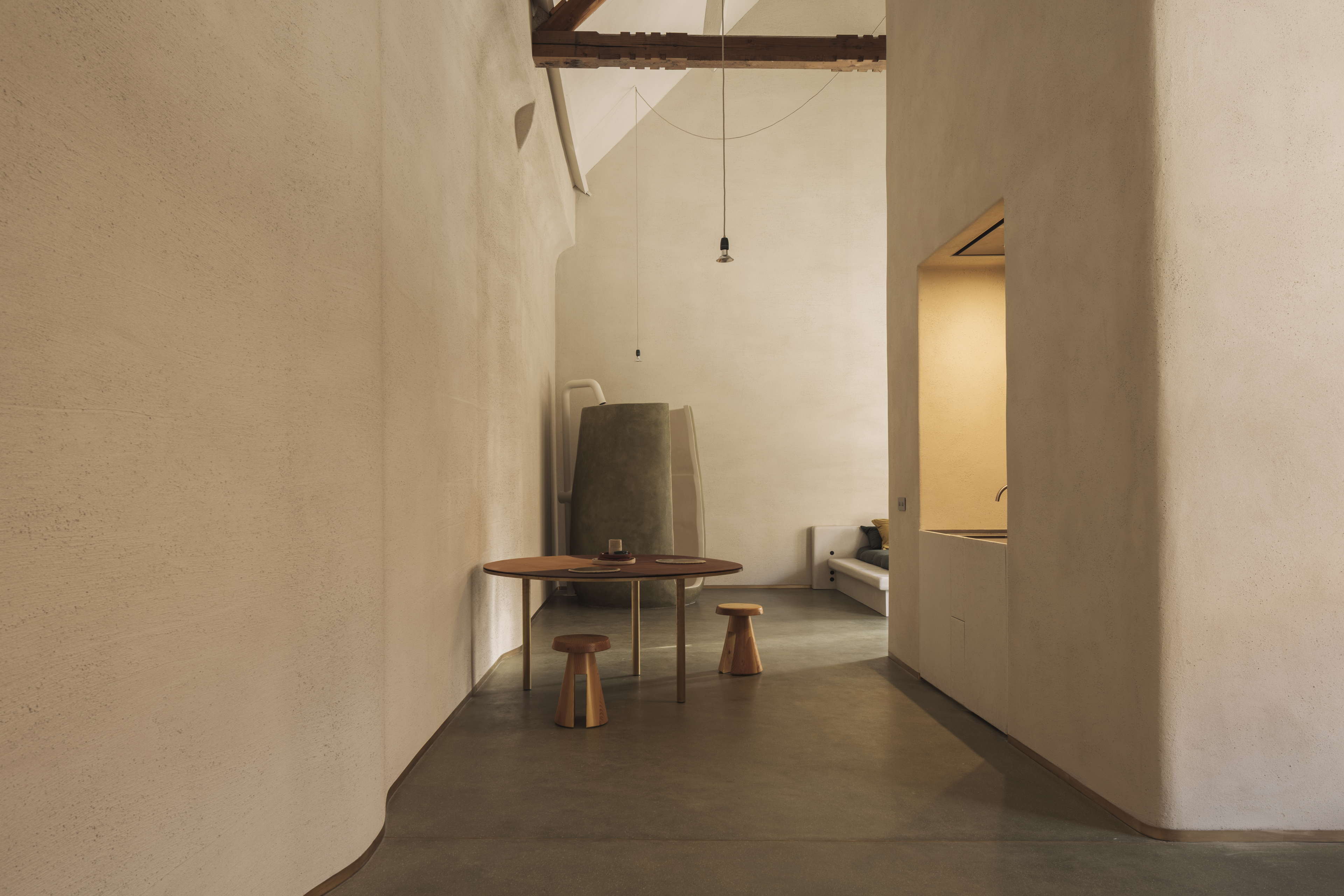 Studio LOHO opent Jonojé in Brugge: een totaalconcept dat showroom, galerie, studio en woonplek combineert met een luxueuze B&B met zes suites