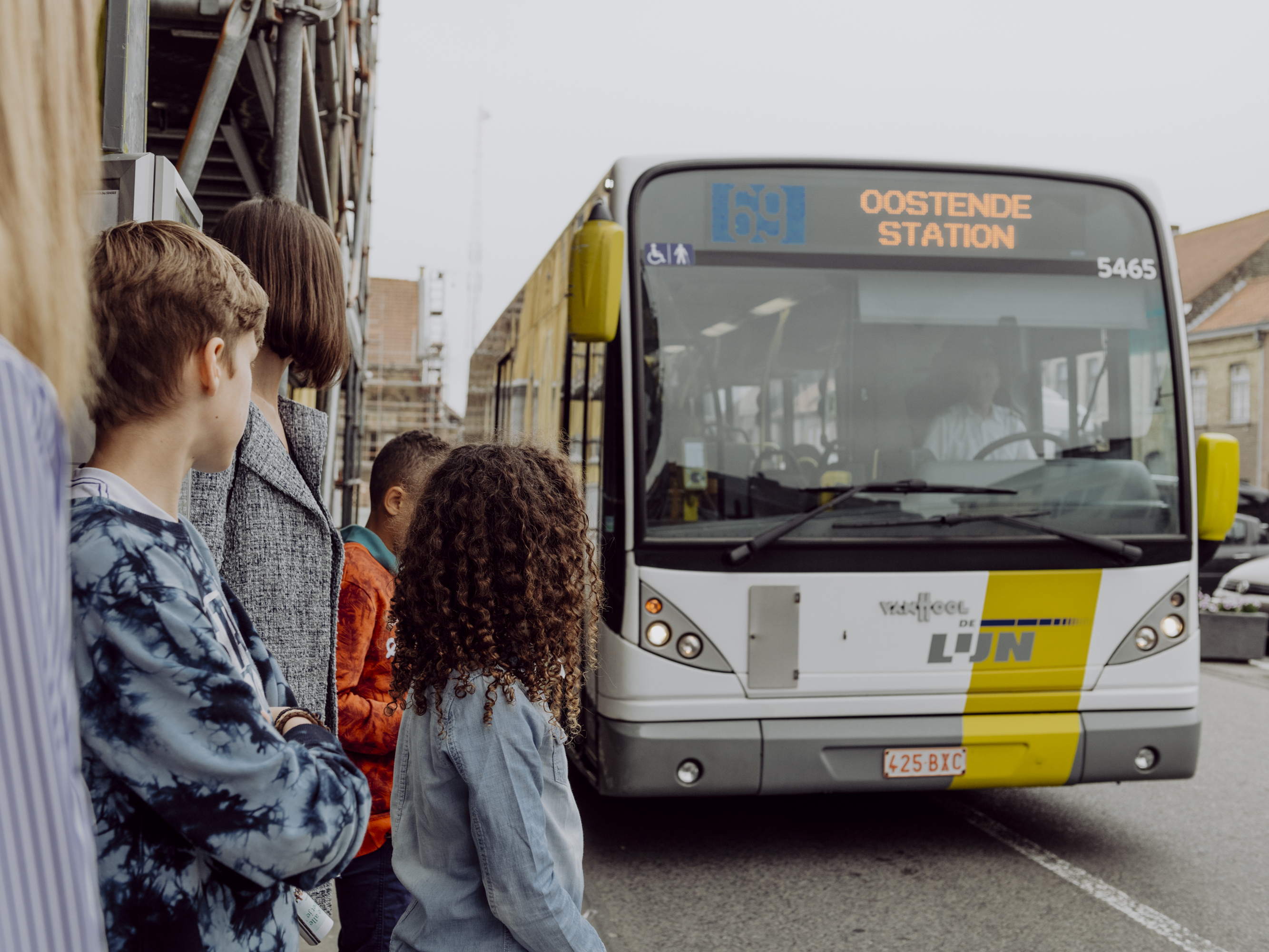 Elk kind is gelijk, maar op de bus niet helemaal