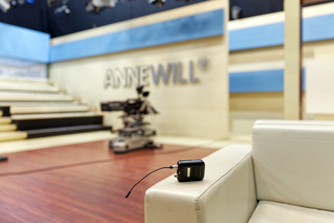 In a shootout, the Sennheiser Digital 6000 systems demonstrated their superiority over other systems on the market In a shootout, the Sennheiser Digital 6000 systems demonstrated their superiority over other systems on the market