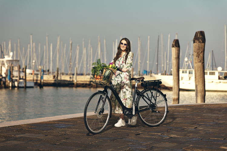 ŠKODA's city bikes combine a retro look, reminiscent of the company's early days, with state-of-the-art bicycle technology, making them perfect for everyday use. The VOITURETTE and CITY are painted in classic black, have a brown saddle, brown handlebar grips and beige tyres.