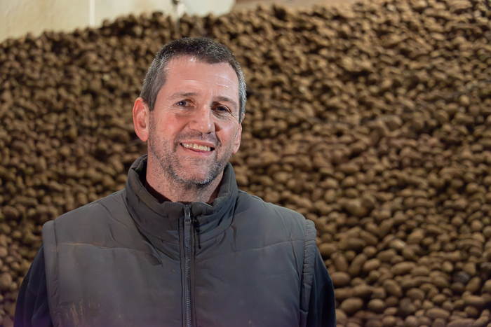 Landbouwer Jan Lamberts in zijn aardappelloods. 