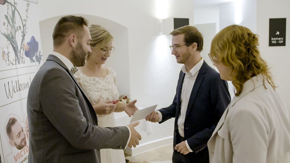 Blind Getrouwd ex-deelnemers Victor en Line samen met nieuw getrouwd koppel Jonah en Winnie - © DPG Media