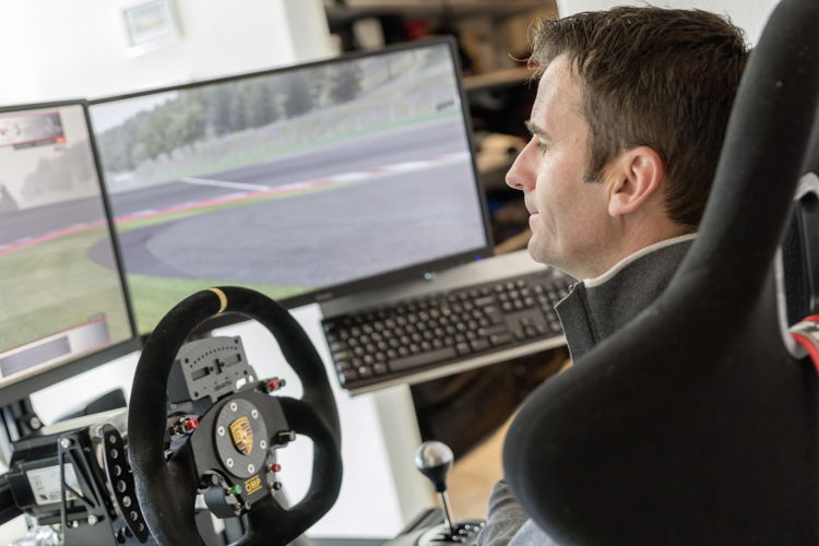 Los conductores de hoy como Romain Dumas pasan días enteros en el simulador además de pruebas de manejo en la ruta.
