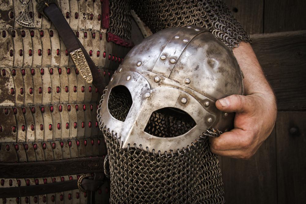 AKG3941769 Guerrier viking, détail du casque (reconstitution historique) © Balossini / DeAgostini / akg-images